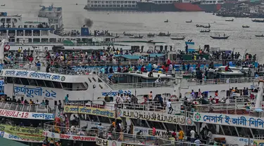 Orang-orang naik kapal feri untuk melakukan perjalanan mudik ke tempat asal mereka untuk merayakan Idul Fitri di Dhaka, Bangladesh, Sabtu (30/4/2022). Warga Bangladesh berbondong-bondong memenuhi moda transportasi untuk bisa mudik atau pulang kampung agar bisa merayakan Idul Fitri dengan sanak keluarga. (AFP/Munir uz Zaman)