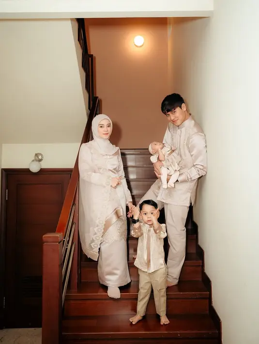 Lesti selalu memilih baju kurung yang sopan dan feminin, sementara Rizky tetap tampil maskulin dengan busana koko yang simpel namun elegan. Gaya ini tak hanya cocok untuk Lebaran, tetapi juga memberi kesan timeless yang bisa dikenang sepanjang masa.  [@lestikejora].