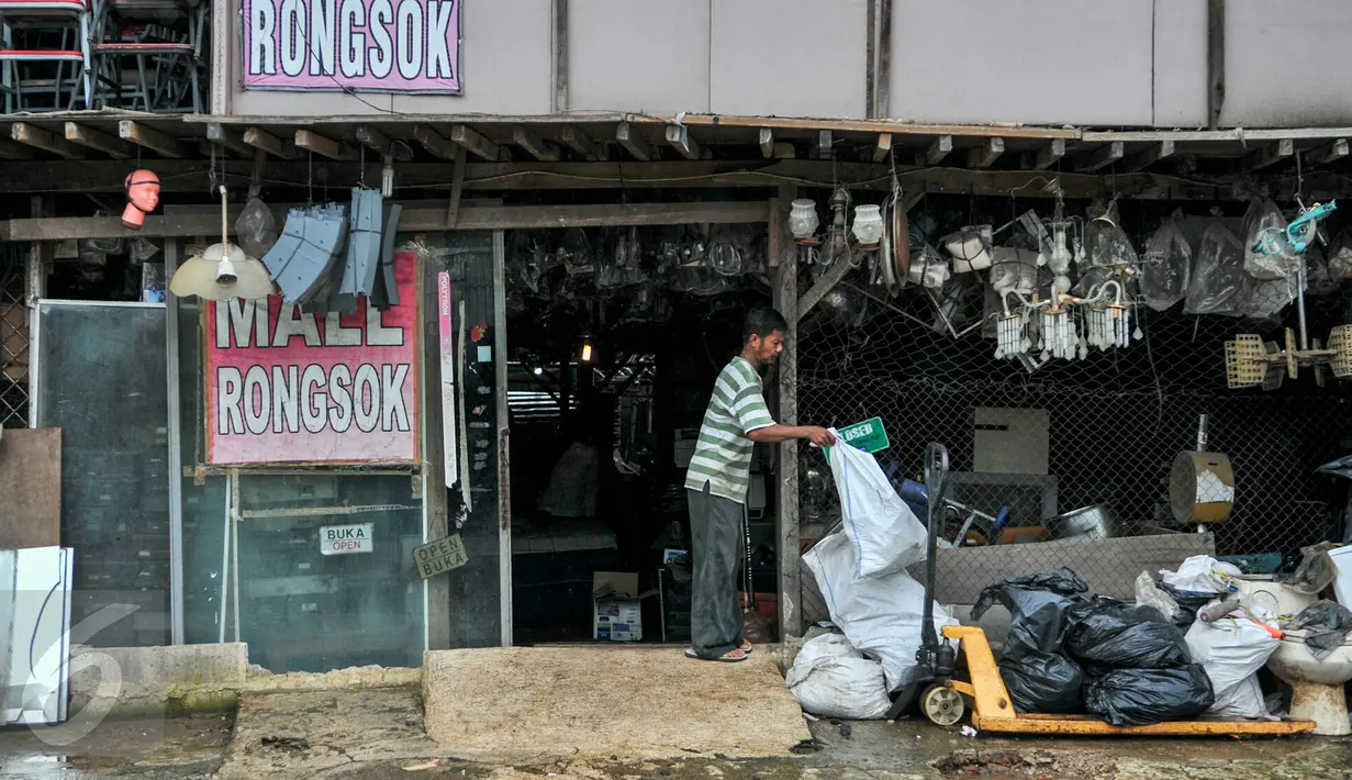 Pekerja Mal Rongsok saat menjaga toko sembari menanti pembeli yang datang untuk membeli atau sekedar berkunjung melihat-lihat, Depok (17/2) (Liputan6.com/Yoppy Renato)