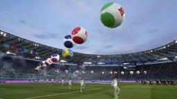 Acara pembukaan ini bisa dibilang sederhana hanya ada beberapa artis yang tampil dan juga ornamen-ornamen bendera negara peserta Euro 2020 berupa balon raksasa. (Foto: AP/Pool/Alessandra Tarantino)