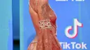 Mantan kekasih G-Eazy ini menggunakan  dress bewarna krem pada acara MTV Awards pada tahun 2018. Meskipun potongan rambutntya pendek, Halsey tetap terlihat anggun dengan tambahan aksesoris antingnya. (Kapanlagi/AFP)