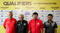 Pelatih Timnas Indonesia U-20, Indra Sjafri (kedua kanan) bersama pelatih Yaman U-20, Muhammad Hasan Ali Al Baadani (kiri), pelatih Timor Leste U-20, Ahmed Shakir (kedua kiri), dan pelatih Maladewa U-20, Ahmed Shakir (kanan) berfoto bersama setelah konferensi pers menjelang Kualifikasi Piala Asia U-20 2025 yang berlangsung di Lapangan A, Stadion Utama Gelora Bung Karno (SUGBK), Senayan, Jakarta, Selasa (24/09/2024). (Bola.com/Bagaskara Lazuardi)