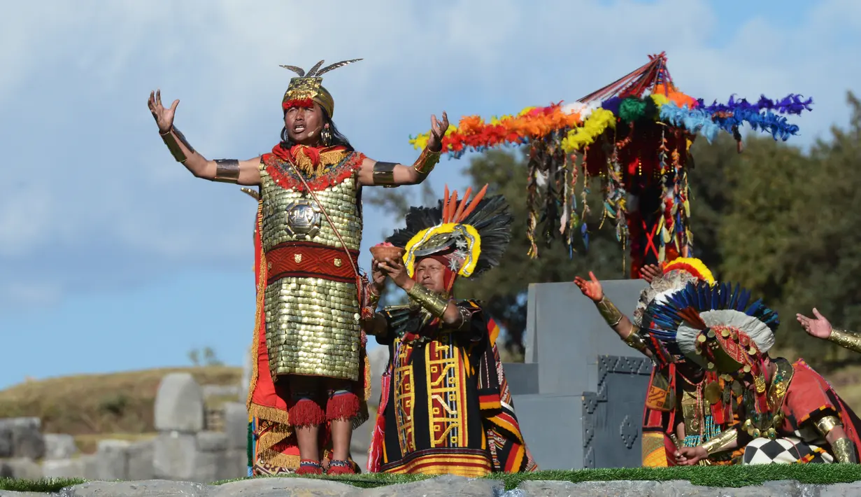 Seniman, David Ancca (kiri) melakukan perannya sebagai Kaisar Inca saat Festival Inti Raymi di kompleks benteng Sacsahuaman, Peru (24/6). Inti Raymi adalah festival matahari yang juga merupakan upacara Inca penting di Peru. (AFP Photo/Cris Bouronce)