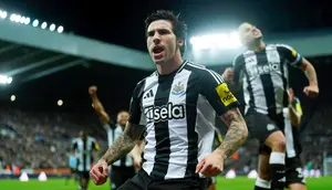 Newcastle United memastikan tempat di semifinal carabao Cup setelah mengalahkan Brentford di St James’ Park pada Kamis (19/12) dini hari WIB. (Owen Humphreys/PA via AP)