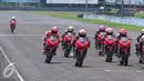 Marc Marquez balapan bersama pembalap muda binaan AHM di sirkuit Sentul, Jawa Barat, Selasa (25/10). Selain coaching clinic para pembalap muda Indonesia tersebut melakukan test di sirkuit Sentul bersama sang juara Moto GP. (Liputan6.com/Angga Yuniar)
