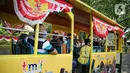 Wisatawan menaiki kereta saat mengunjungi TMII, Jakarta, Kamis (20/8/2020). Libur panjang yang bertepatan tahun baru islam di manfaatkan masyarakat bersama keluarga  berlibur ke sejumlah tempat wisata. (Liputan6.com/Faizal Fanani)