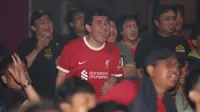 Ekspresi penggemar Liverpool menyaksikan tim kesayangannya menghadapi Manchester United (MU) dalam nonton bareng Roaring Night yang diselenggarakan oleh Bigreds regional Bekasi di Omma Restaurant, Minggu (7/4/2024) malam WIB. (Bola.com/Abdul Aziz)
