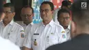 Gubernur DKI Jakarta Anies Baswedan melakukan pengecekan Daftar Pemilih Tetap (DPT) di Kelurahan Cilandak Barat, Rabu (17/10). Anies turut mengajak warga untuk melakukan pengecekan nama dalam DPT di wilayah masing-masing. (Merdeka.com/Arie Basuki)