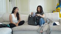 Winona dan Nikita Willy unboxing barang thrift. [YouTube: Nikita Willy Official]