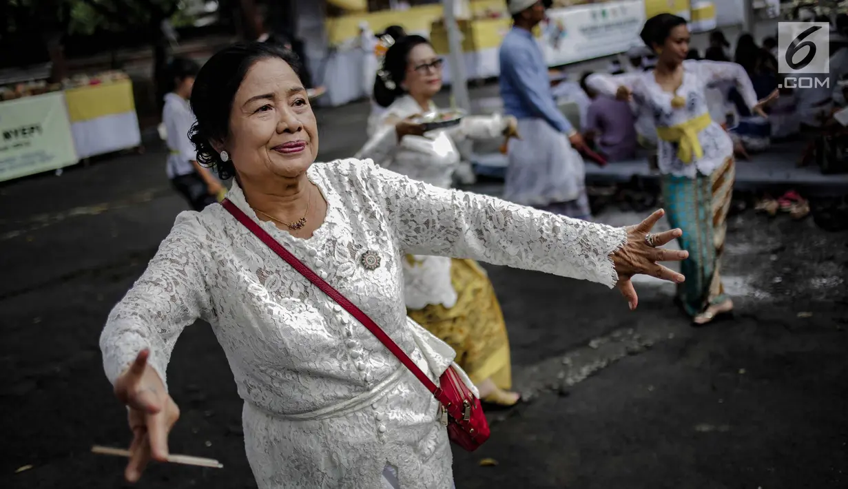 Sejumlah umat Hindu menari saat prosesi upacara Tawur Agung Kesanga 2019 di Pura Aditya Jaya Rawamangun, Jakarta, Rabu (6/3). Prosesi Tawur Agung merupakan rangkaian perayaan Hari Raya Nyepi Tahun Baru Saka 1941. (Liputan6.com/Faizal Fanani)