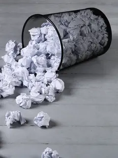 Mengurangi penggunaan kertas bisa membantu menyelamatkan pohon di bumi. (Foto: Freepik/)