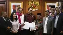 Fraksi Partai Keadilan Sejahtera (PKS) dan Fraksi Partai Demokrat memberikan berkas yang telah ditanda tangani anggota fraksi kepada Wakil Ketua DPR Azis Syamsudin (tengah) di Kompleks Parlemen, Jakarta, Selasa (4/2/2020). Berkas berisi usulan pembentukan Pansus Jiwasraya. (Liputan6.com/Johan Tallo)