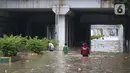 Warga melintasi banjir di terowongan Jalan Angkasa, Jakarta, Selasa (25/2/2020). Hujan yang mengguyur Jakarta sejak Senin (24/2) malam membuat sejumlah kali meluap dan menyebabkan banjir di terowongan tersebut. (Liputan6.com/Helmi Fithriansyah)