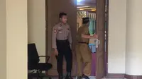 Polisi menjaga ketat penggeledahan yang dilakukan penyidik di Sekretariat DPRD Riau untuk mencari bukti tambahan korupsi SPPD. (Liputan6.com/M Syukur)