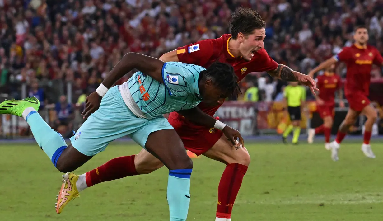 Jose Mourinho menilai dorongan yang dilakukan gelandang Atalanta, Caleb Okoli terhadap Nicolo Zaniolo layak mendapatkan hukuman penalti. Mourinho berpendapat, wasit Daniele Chiffi seharusnya segera menghentikan laga untuk melihat rekaman VAR. (AFP/Andreas Solaro)