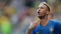 Penyerang timnas Brasil, Neymar merayakan gol ke gawang Kosta Rika pada pertandingan Grup E di St Petersburg, Rusia Jumat (22/6). Pada laga ini Neymar berhasil mencetak gol perdana di Piala Dunia 2018. (AP/Dmitri Lovetsky)