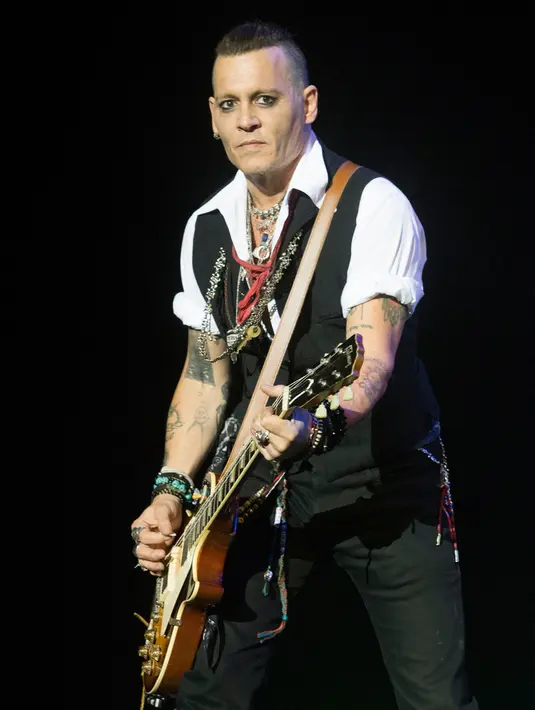 Aktor itu memang tengah bersiap manggung dengan bandnya, The Hollywood Vampires. (REX/SHUTTERSTOCK/HollywoodLife)