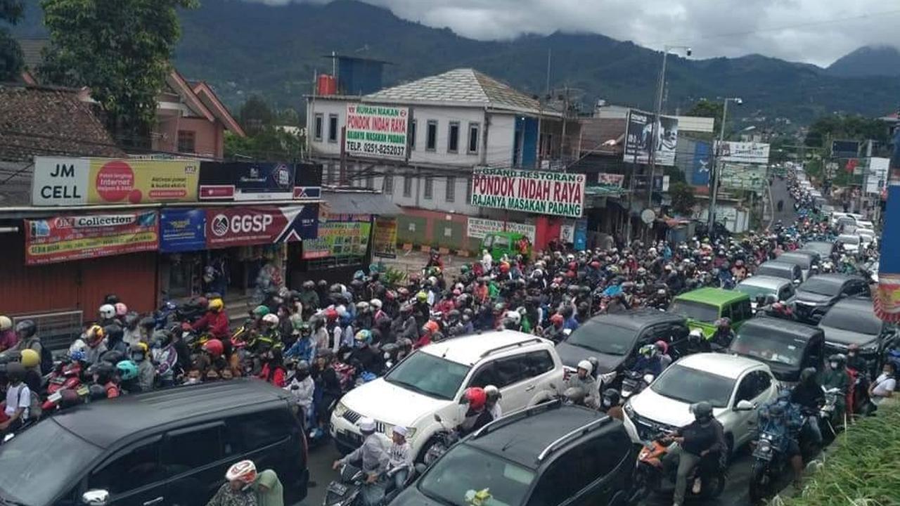 Pengguna jalan di jalur Puncak, Jawa Barat, menghabiskan waktu hingga 13 jam untuk sampai ke rumah karena terjebak macet di Jalur Ciawi-Cianjur, sejak Minggu sore hingga Senin dini hari.