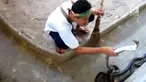 Tak sedikit warganet yang menyebut sang pria miliki pekerjaan paling berbahaya di dunia.