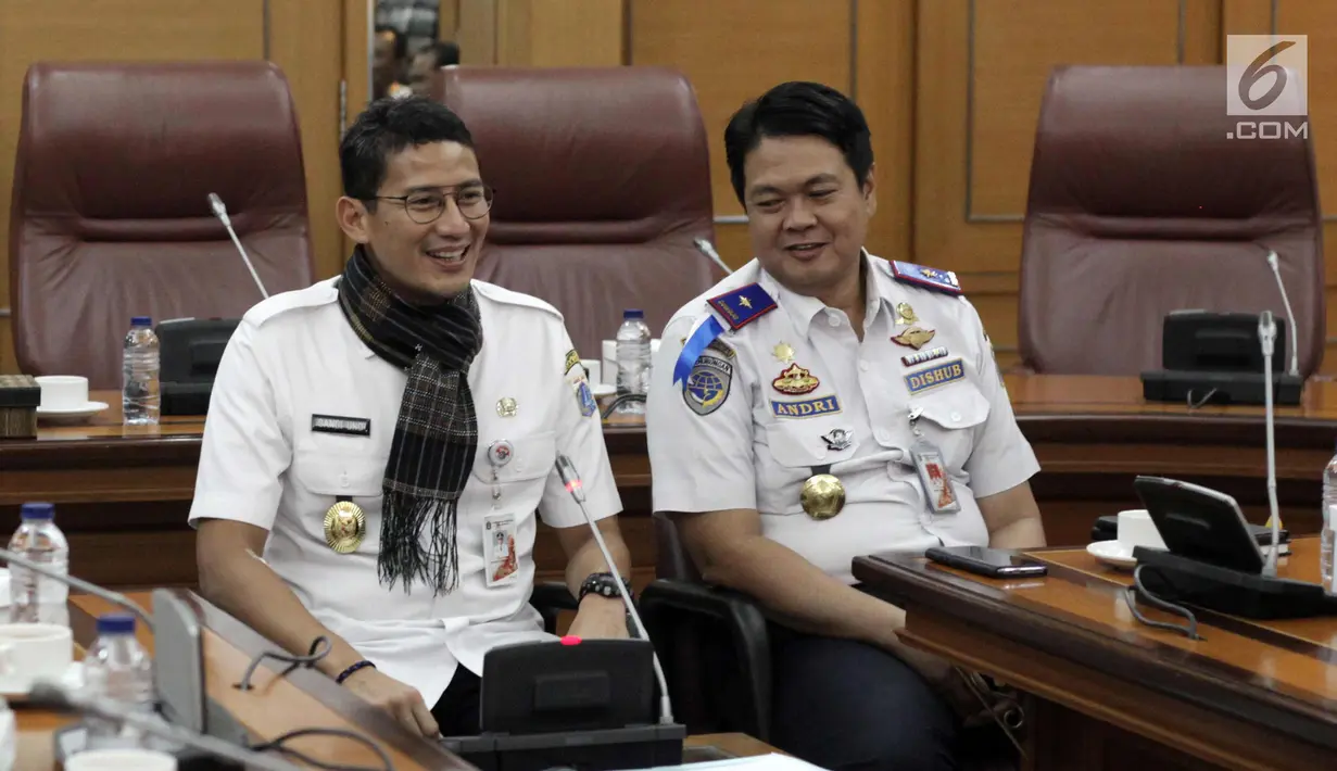 Wakil Gubernur DKI Jakarta Sandiaga Uno bersama Kepala Dinas Perhubungan DKI Jakarta Andri Yansyah saat menemui perwakilan sopir angkot di Balai Kota, Jakarta, Rabu (31/1). Pertemuan tersebut berlangsung tertutup. (Liputan6.com/Arya Manggala)