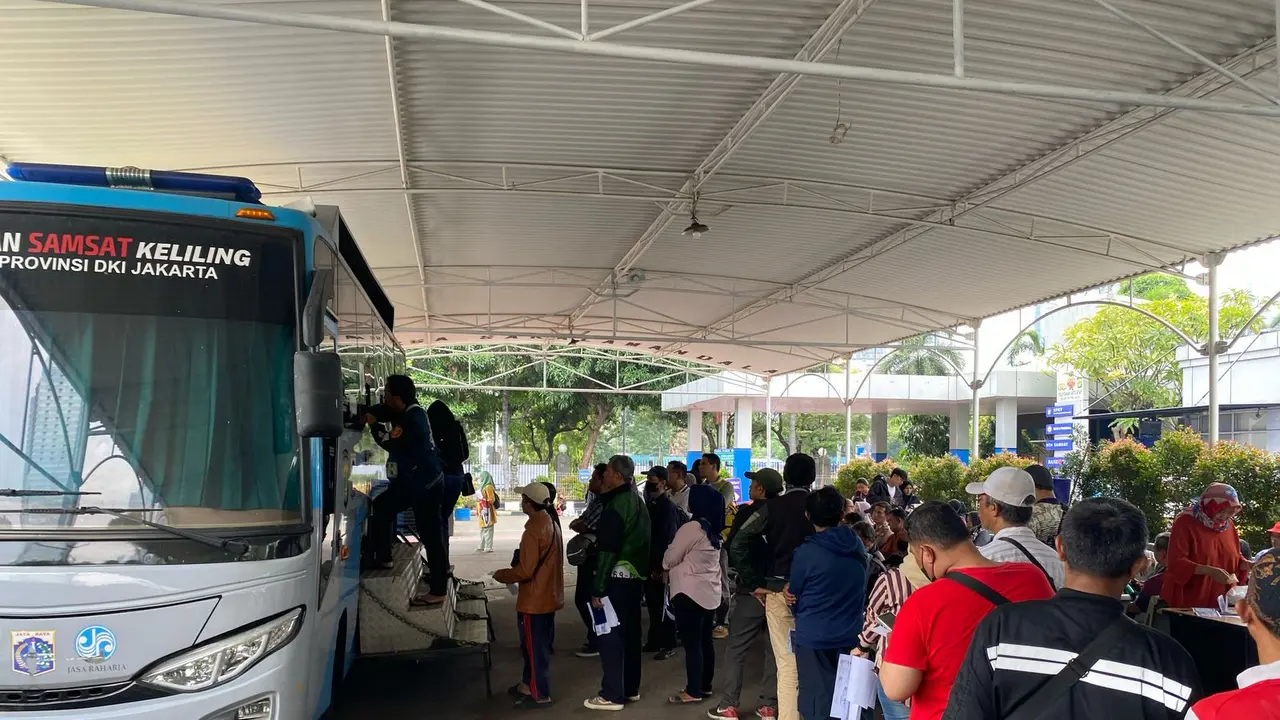 Salah satu titik antrean masyarakat di pelayanan Samsat di Markas Polda Metro Jaya, Senayan, Jakarta.