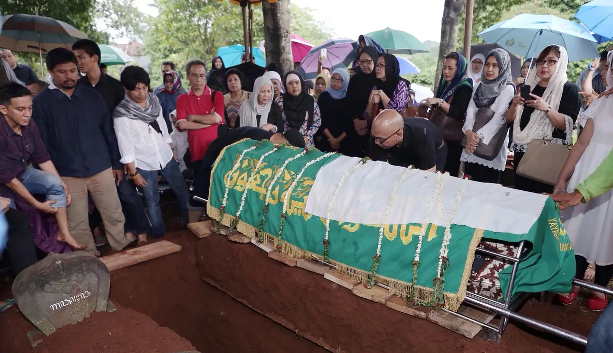 Usai salat Jumat, sekitar pukul 12.50 WIB, almarhum diantarkan ke peristirahatan terakhirnya di TPU Jeruk Purut, Jumat (18/11/2016). Anak istri beserta  keluarga dan kerabat terlihat hadir. (Galih W. Satria/Bintang.com)