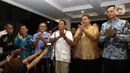 Para Ketua Umum Partai Politik yang bergabung dalam Koalisi Indonesia Maju, Anis Matta, Zulkifli Hasan, Prabowo Subianto, Airlangga Hartarto, Agus Harimurti Yudhoyono (kiri ke kanan) usai mengumumkan nama Bakal Calon Wakil Presiden di Rumah Kertanegara, Jakarta, Minggu (22/10/2023). (Liputan6.com/Herman Zakharia)