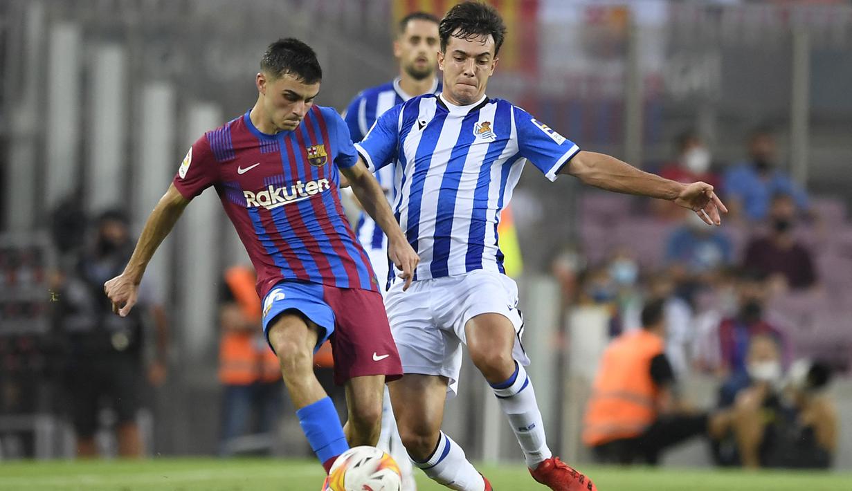 Pedri. Ronald Koeman mempercayakan gelandang tengah 18 tahun ini melakukan debutnya di LaLiga saat menghadapi Villarreal, 27 September 2020. Hingga kini ia telah tampil dalam 56 laga dengan torehan 4 gol dan 6 assist. Ia pun tampil mengesankan di ajang Euro dan Olimpiade. (AFP/Josep Lago)