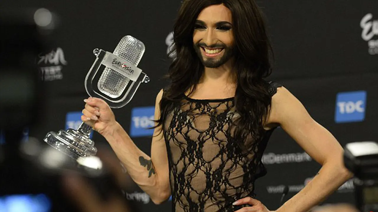 Waria Berjenggot Asal Austria Menangkan Kontes Eurovision 2014