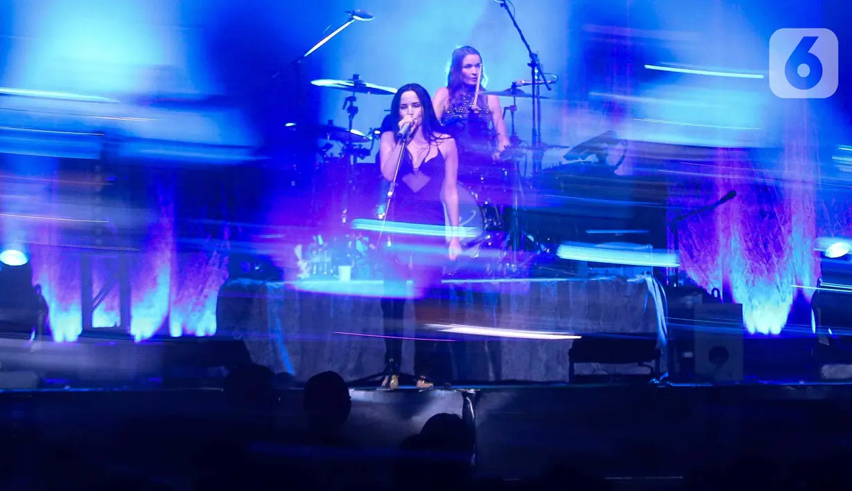 Dalam konser tersebut, The Corrs sukses membawakan sekitar 20 lagu. (Liputan6.com/Herman Zakharia)