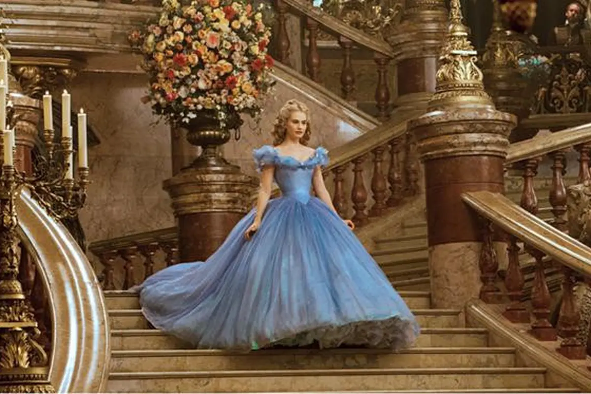 Tampil Nyentrik Bagaikan Cinderella dengan Sneakers Ini