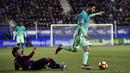 Lionel Messi berhasil mengecoh pemain Eibar, Takashi Inui pada lanjutan La Liga Spanyol di Municipal de Ipurua, Eibar, (22/1/2017). Barcelona menang 4-0.(AP/Alvaro Barrientos)