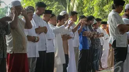 Sebagian masyarakat Indonesia sudah merayakan Idul Adha, meskipun pemerintah telah menetapkan Hari Raya Idul Adha 1435 H jatuh pada Minggu 5 Oktober 2014 besok, Jakarta, (4/10/14). (Liputan6.com/Faizal Fanani)