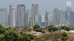 Suasana jajaran perkantoran dan gedung bertingkat di kawasan Jakarta, Minggu (7/10). Sekitar 42 persen dari gedung-gedung pencakar langit memiliki ketinggian di atas 150 meter yang umumnya digunakan untuk perkantoran. (Merdeka.com/Iqbal S Nugroho)
