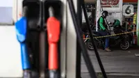 Pengendara motor melakukan pengisian baham bakar minyak (BBM) di SPBU, Jakarta, Rabu (5/2/2020). Kesiapan program tersebut didukung oleh komitmen bersama dari 70 Bupati terhadap perizinan pembangunan BBM Satu Harga di wilayah masing-masing. (Liputan6.com/Angga Yuniar)