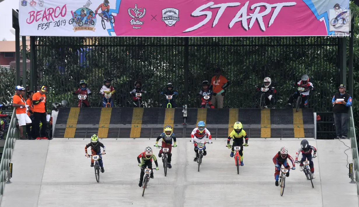Pembalap bersaing dalam kejuaraan sepeda BMX Bearco Fest 2019 di Jakarta International BMX Track, Pulomas, Jakarta, Minggu (25/8/2019). Bearco Fest 2019 diikuti oleh pembalap sepeda profesional nasional yang terbagi dalam beberapa kategori. (merdeka.com/Iqbal Nugroho)