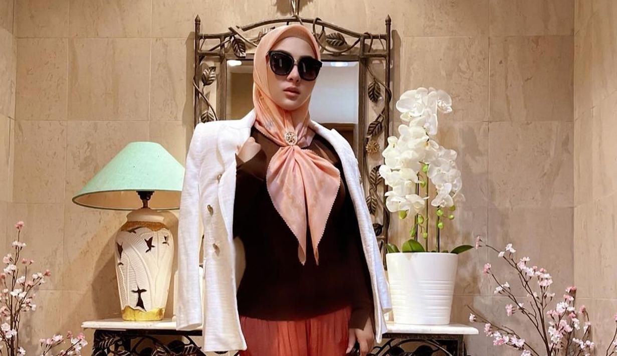 Melalui akun Instagram pribadinya, istri dari Reino Barack ini terbilang aktif mengunggah gaya OOTD hijabnya. Bahkan, dirinya lebih sering menggunakan produk hijabnya sendiri. (Liputan6.com/IG/@princessyahrini)