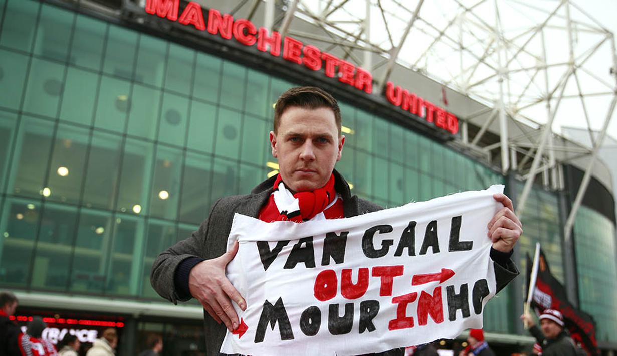 Fans Manchester United membawa banner yang menginginkan Jose Mourinho untuk menggantikan posisi Louis Van Gaal sebagai pelatih Setan Merah. (Reuters/Jason Cairnduff)
