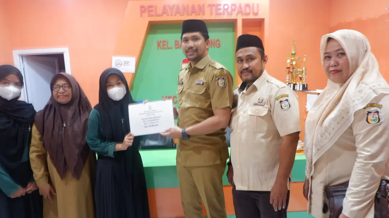 Pemkot Makassar Serahkan Bantuan Hibah ke Masjid BBM Berkah