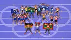Foto menunjukkan Leo Neugebauer dari Jerman (kiri-bawah), Markus Rooth dari Norwegia (tengah-bawah) dan Lindon Victor dari Grenada (kanan-bawah) bersama atlet lainnya berpose setelah pertandingan lari nomor 1500 meter decathlon putra di Olimpiade Paris 2024 di Stade de France, Saint-Denis Paris, pada tanggal 3 Agustus 2024. (Antonin THUILLIER/AFP)