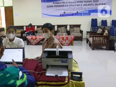 Petugas melayani konsultasi siswa dan wali murid terkait Penerimaan Peserta Didik Baru (PPDB) di di Posko Pelayanan PPDB 2022 di SMA Negeri 70, Jakarta, Kamis (19/5/2022). Pemprov DKI Jakarta telah membuka tahapan pra pendaftaran pada proses Penerimaan Peserta Didik Baru (PPDB) 2022 dari jenjang Sekolah Dasar (SD) hingga Sekolah Menengah Atas (SMA). (Liputan6.com/Herman Zakharia)