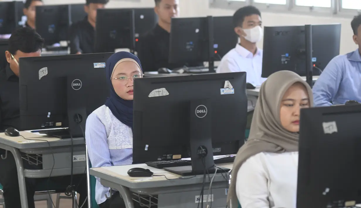UTBK-SNBT 2025 akan mengukur kemampuan dasar serta nalar peserta melalui Tes Potensi Skolastik (TPS), Bahasa Indonesia dan Bahasa Inggris, serta Matematika. (merdeka.com/Arie Basuki)