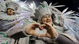 Peserta dari sekolah tari Vila Maria saat memamerkan aksi mereka menggunakan kostum unik untuk memeriahkan Karnaval Tahunan Brasil di Sao Paulo (5/2). (REUTERS/Paulo Whitaker)