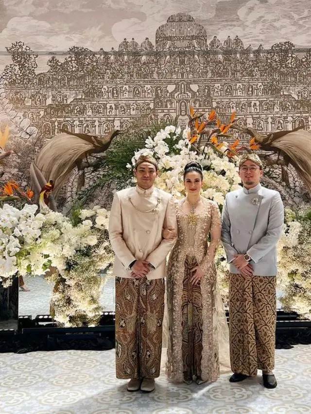 Potret Chelsea Islan Resmi Dilamar Rob Clinton, Tampil Anggun Berbalut Kebaya Jawa