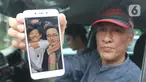 Pihak keluarga menunjukan foto anggota saat menunggu kepulangan WNI yang sudah selesai menjalani observasi di Natuna, di Bandara Halim Perdana Kusuma, Jakarta, Sabtu (15/2/2020). Pemerintah resmi memulangkan 238 WNI ke daerah masing-masing karena telah dinyatakan sehat (Liputan6.com/Herman Zakharia)