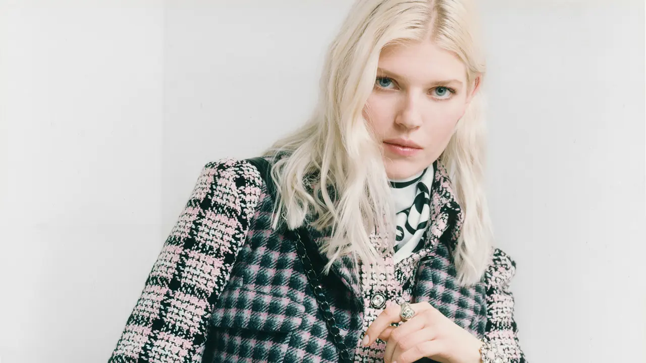 Nuansa Punk di Era 70an dalam Gaya Ola Rudnicka yang Didefinisikan Chanel