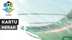 Bek Borneo FC, Leonard Tupamahu mendapatkan kartu merah saat menghadapi Persija Jakarta.