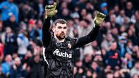 Kiper Australia, Mathew Ryan mencatatkan enam penyelamatan dan clean sheet saat memperkuat RC Lens bertandang ke markas Marseille dalam laga lanjutan Ligue 1 2024/2205, Minggu (9/3/2025) dini hari WIB (Dok. Ligue 1)
