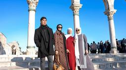 Keberadaan keluarga selebriti ini di Palestina pun langsung mencuri perhatian banyak netizen. Bahkan, tak sedikit pula yang memuji kekompakan keluarga kecil Ahmad Dhani dan Mulan Jameela. (Liputan6.com/IG/@mulanjameela1)