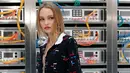 Lily-Rose Melody Depp sebelum peragaan busana Spring/Summer koleksi Chanel 2017 pada Paris fashion Wekk, Prancis (4/10). Lily-Rose Melody Depp merupakan putri dari aktor Jhonny Depp. (AFP Photo/François Guillot)